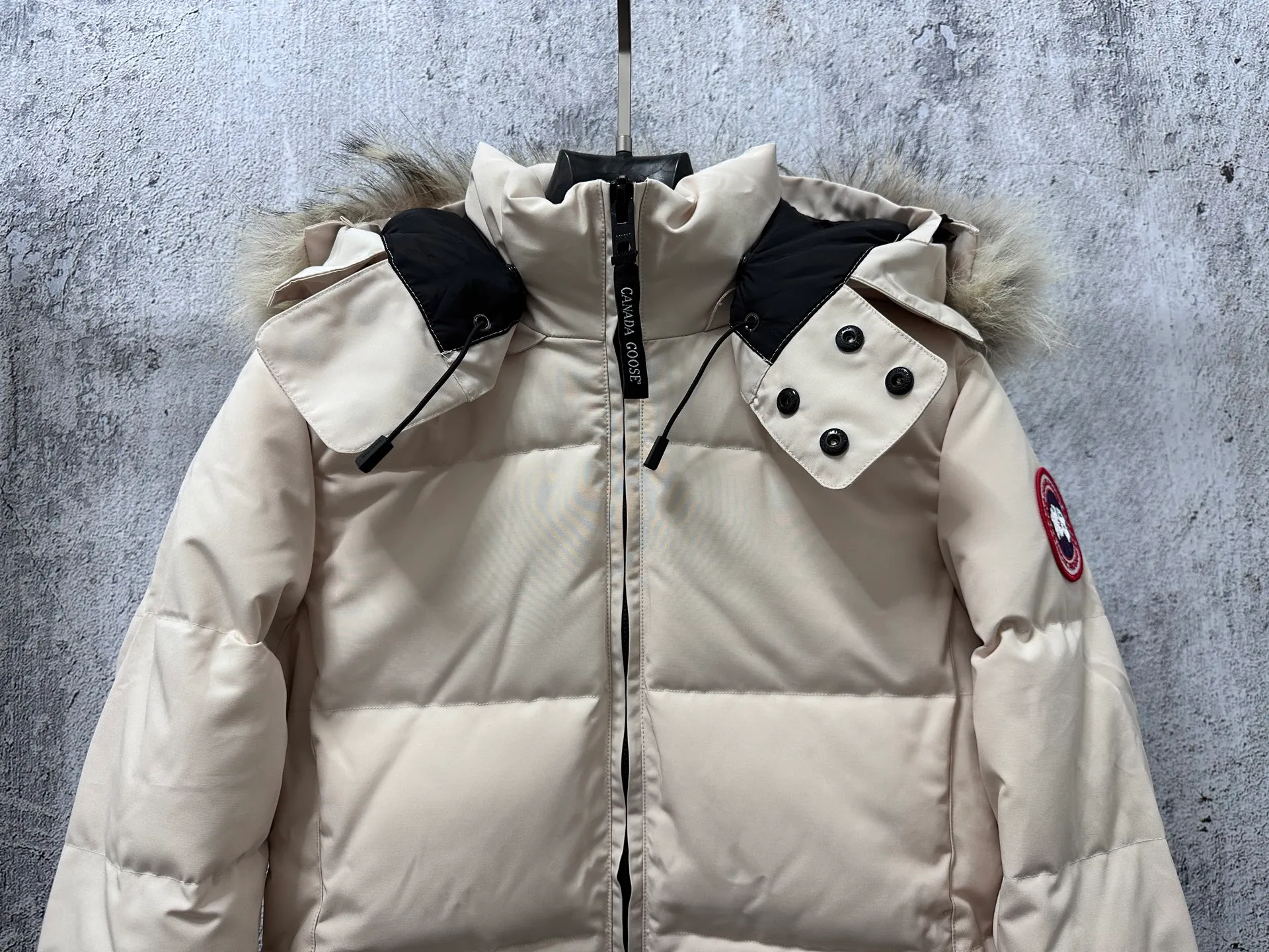 P840 【Canada gooseChelsea】Women's parka down coat, warm and comfortable. The adjustable hood features a high collar and concealed snap closure for extended coverage. And for greater protection against the elements, the detachable wolf fur collar. It features a sturdy YKK® two-way lockable zipper at the center front and a retractable waistband at the inner waist. Designed with internal straps for carrying over the shoulder. Fleece-lined exterior handwarmer pockets. Sturdy ribbed knit cuffs for cold protection and warmth. Sizes: XS-XL